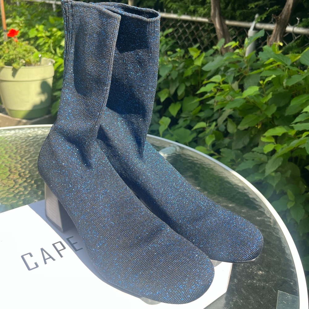 Cape Robbin size 9 blue Daisy metallic sock boots